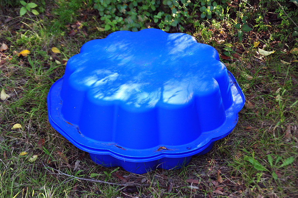 Clam-shell sandpit tracking box with the lid closed (like a real clam - Make an Instant Tracking Box to Learn Animal Tracking - Survival.org.au